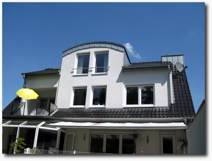 Dacheindeckung mit Tonziegeln und Eindeckung der Tonnengauben mit Zink in Doppelstehfaz-Technik