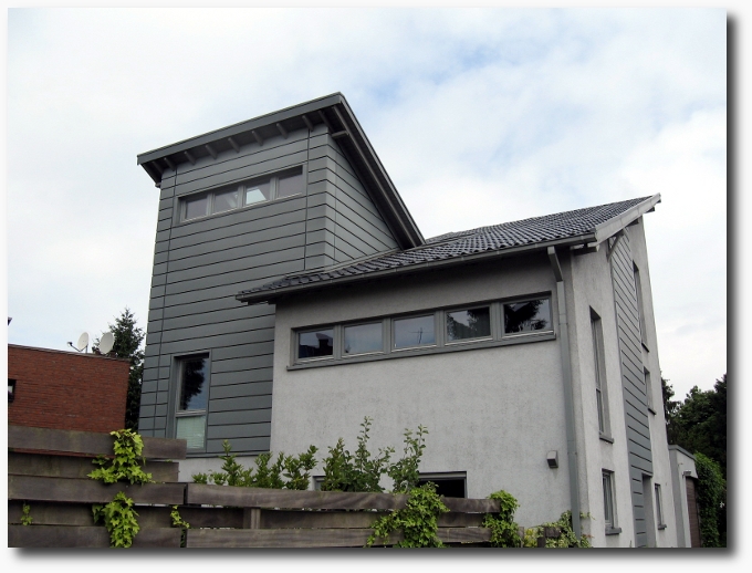 Eindeckung mit Tonziegeln, Montage Photovoltaik-Anlage, Fassade mit Zink Horizontal-Paneel