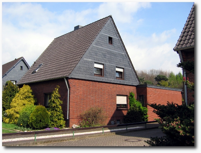 Einfamilienhaus mit Tonziegel-Eindeckung, Fassadenverkleidung aus Natur-Schiefer