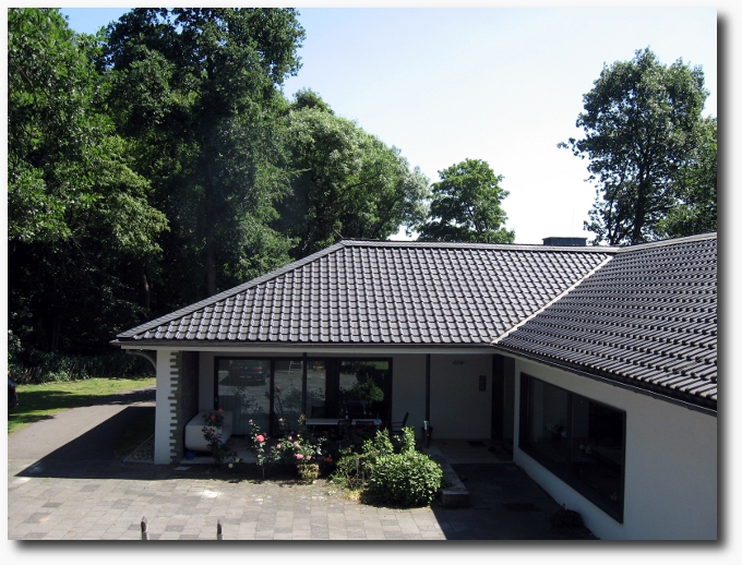 Bungalow mit Tonziegeleindeckung, Grat- u. Firstausbildung mit Natur-Schiefer