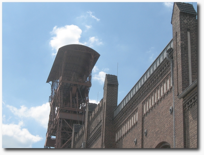 altes Zechengebäude, Giebelspitzen mit Turmbiber